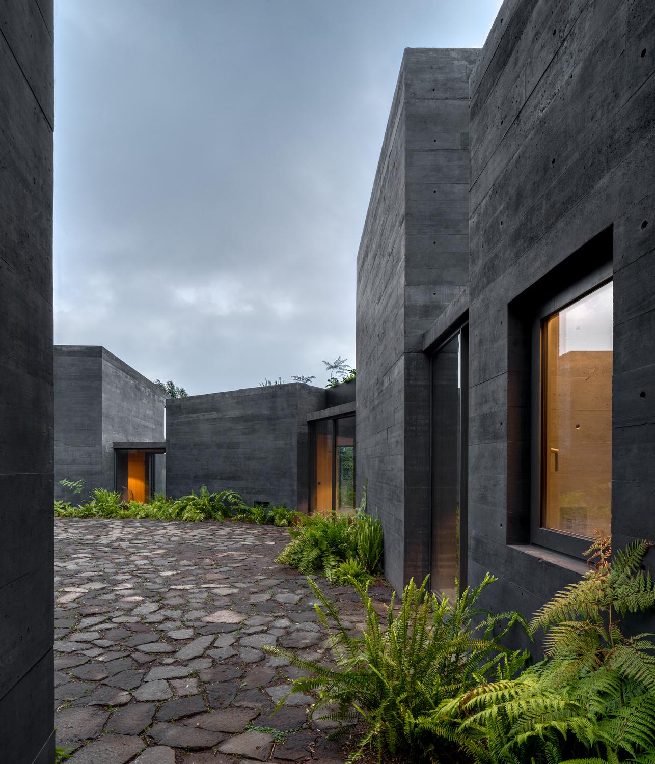 Дом с черным фасадом от Fernanda Canales