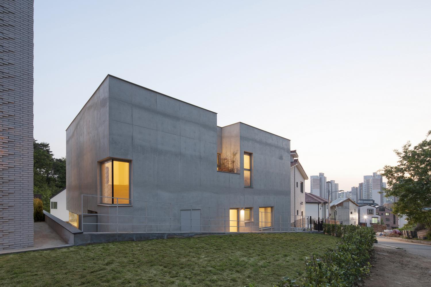 Двухэтажный бетонный дом 100A associates в Южной Корее