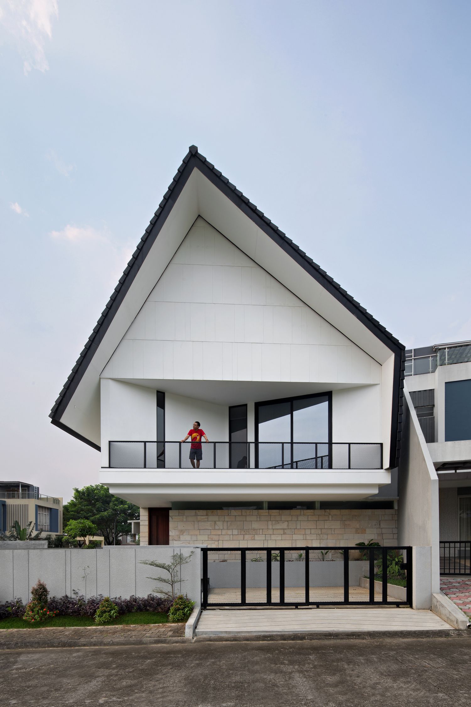 Двухэтажный семейный дом в Индонезии