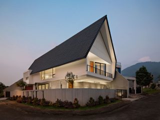 Двухэтажный семейный дом в Индонезии
