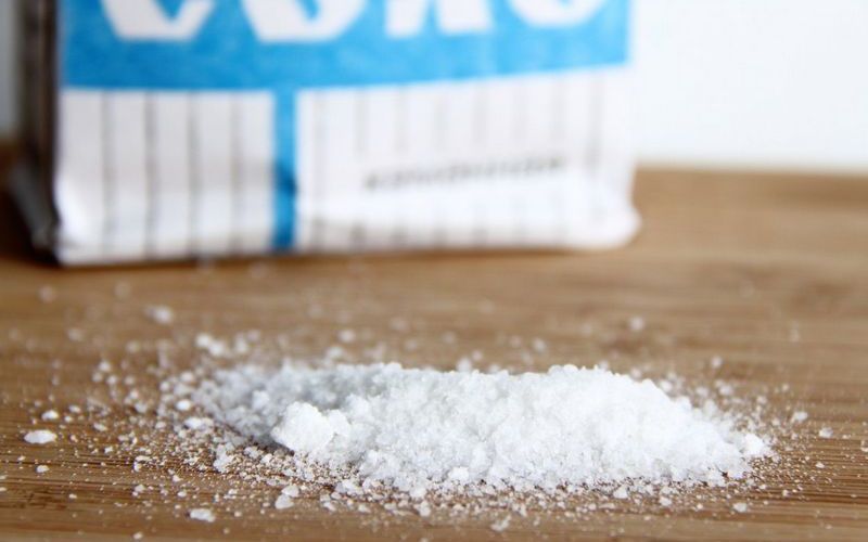 Чем отмыть жир на кухне: соль против пятен
