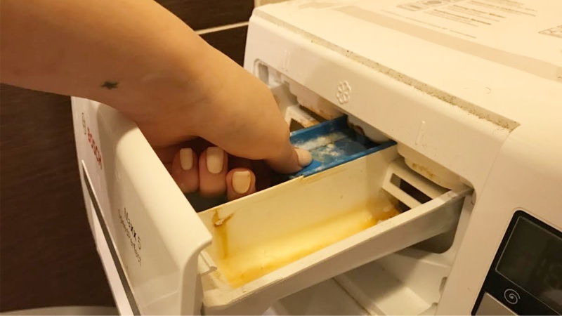Как правильно чистить стиральную машину - вынимаем лоток для порошка для чистки