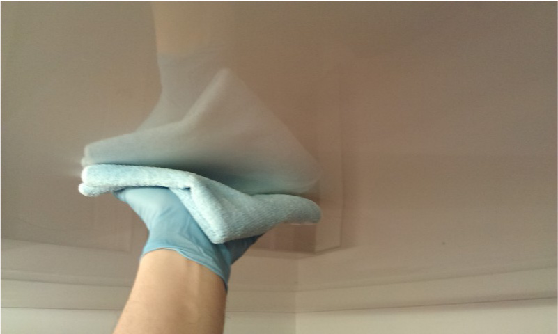 Мыть натяжные потолки руками безопаснее, чем шваброй