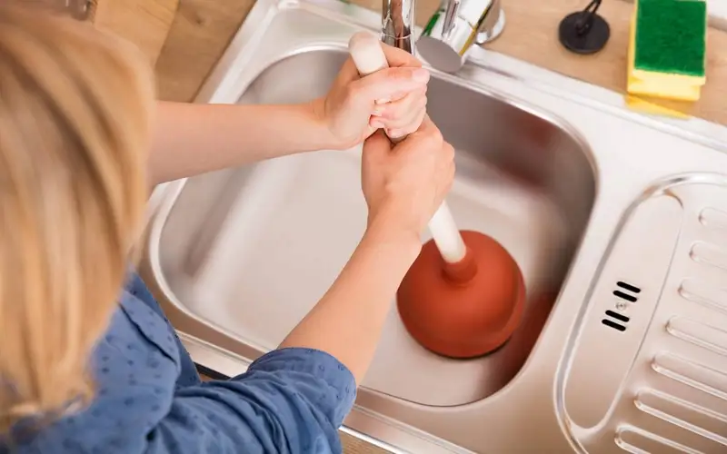 Как прочистить засор в раковине: 8 простых способов